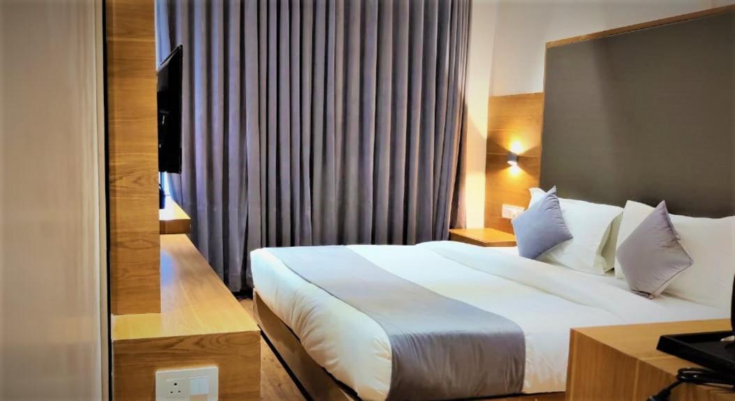 Golden Oasis Hotel Mahesana 外观 照片